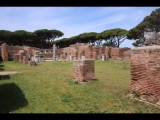 01303 ostia - regio ii - insula i - caserma dei vigili (ii,v,1-2) - porticus  - suedseite - bli ri nordwesten - 06-2024.jpg